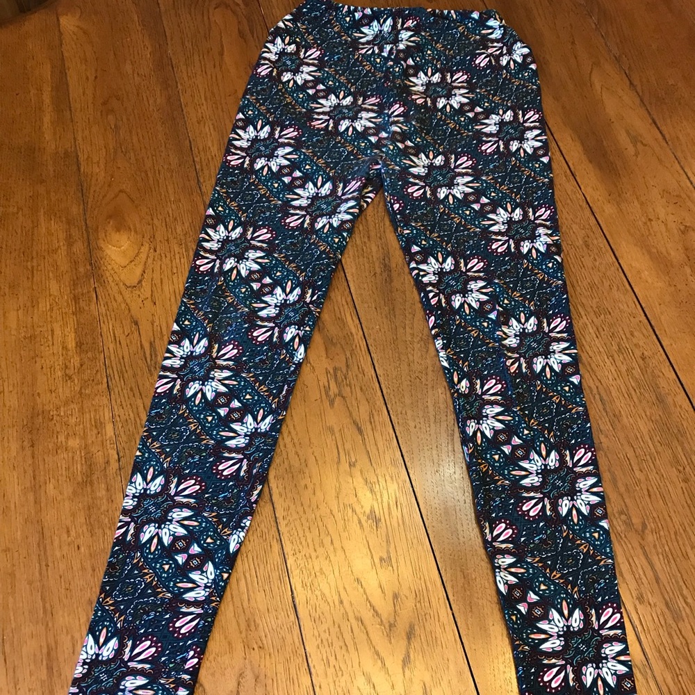 LuLaRoe women’s leggings. One size. Super comfy.
